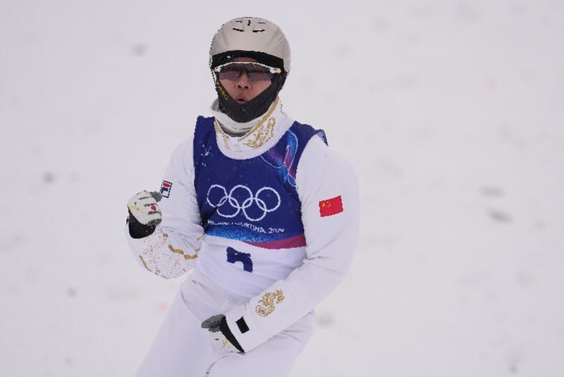 开云体育-最强夫妻！徐梦桃丈夫王心迪险胜，为中国代表团夺得第四金